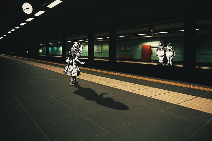 A jornada de Alice no País das Maravilhas de Atenas: 18 colagens criadas por um artista 11