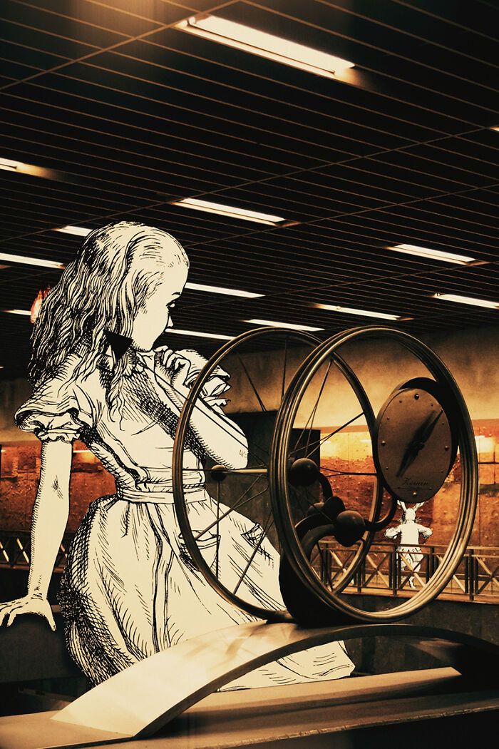 A jornada de Alice no País das Maravilhas de Atenas: 18 colagens criadas por um artista 13