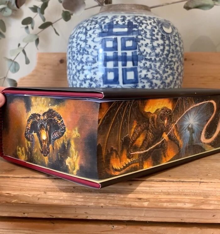 42 desenhos irados nas beiradas dos livros famosos feitos por essa artista! 5