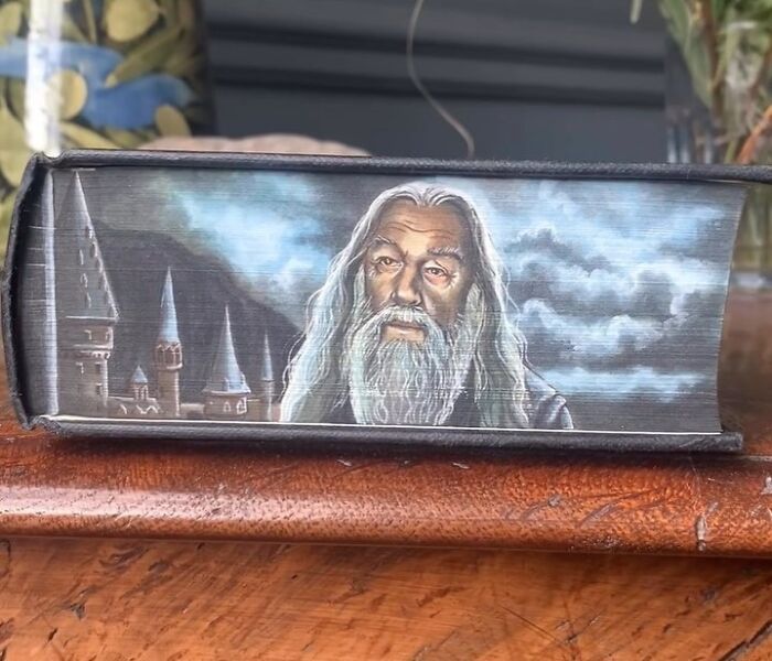 42 desenhos irados nas beiradas dos livros famosos feitos por essa artista! 11