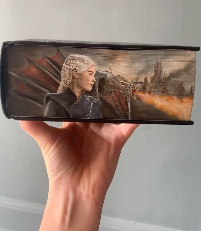 42 desenhos irados nas beiradas dos livros famosos feitos por essa artista! 14