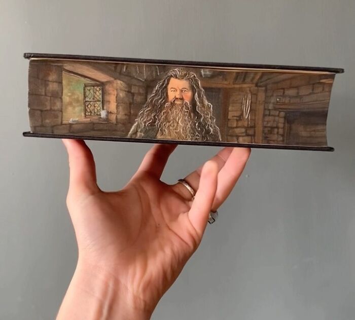 42 desenhos irados nas beiradas dos livros famosos feitos por essa artista! 15