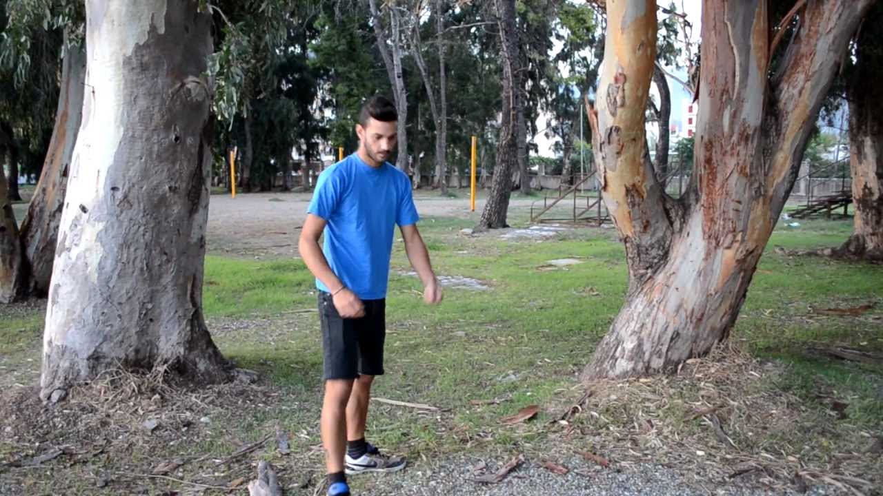 Homem mostra sua motosserra invisível