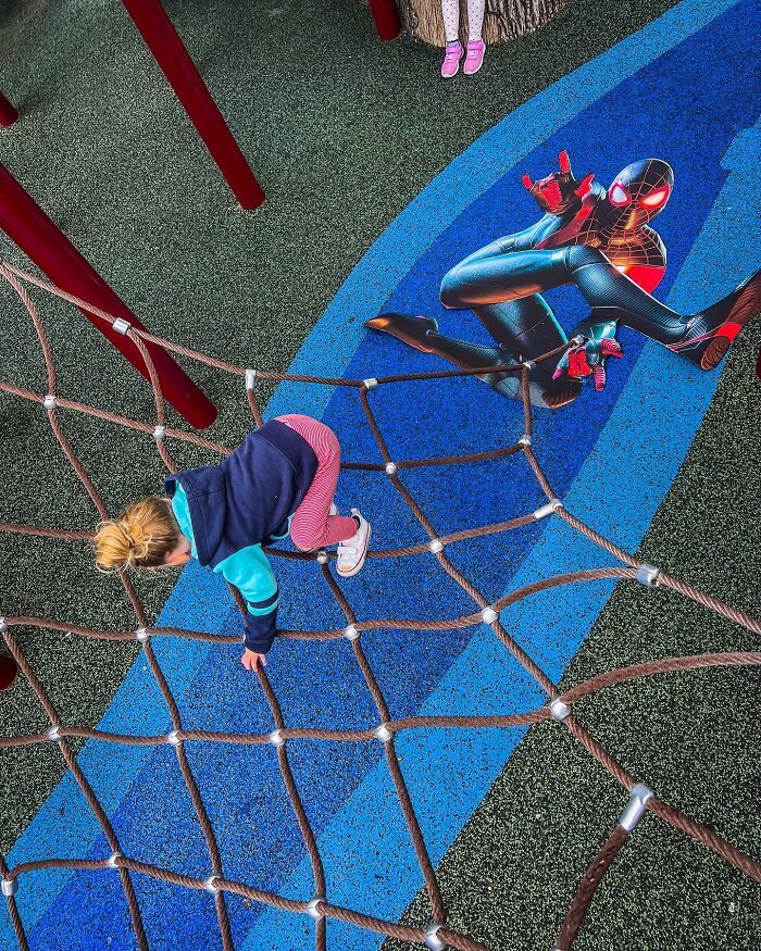 Artista de rua cria magia com papel: 26 cenas divertidas! 18