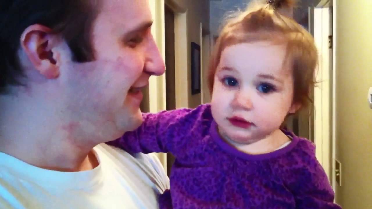 Bebê não reconhece seu pai, após ele fazer a barba