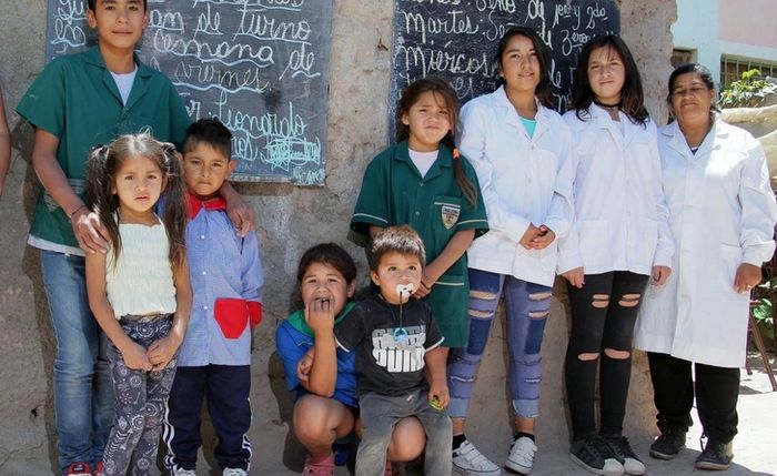 Menino de 12 anos constrói escola em casa para educar vizinhança 2