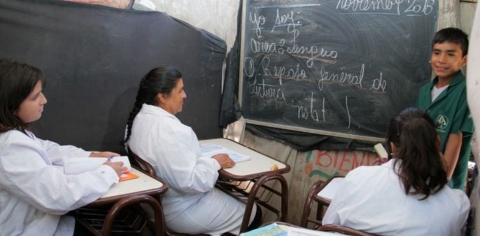 Menino de 12 anos constrói escola em casa para educar vizinhança 4