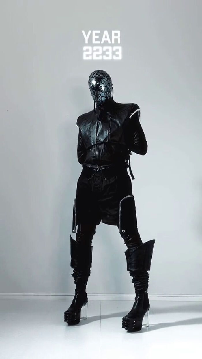 Modelo arrasa com 34 looks históricos de épocas diferentes, viralizando no TikTok 34