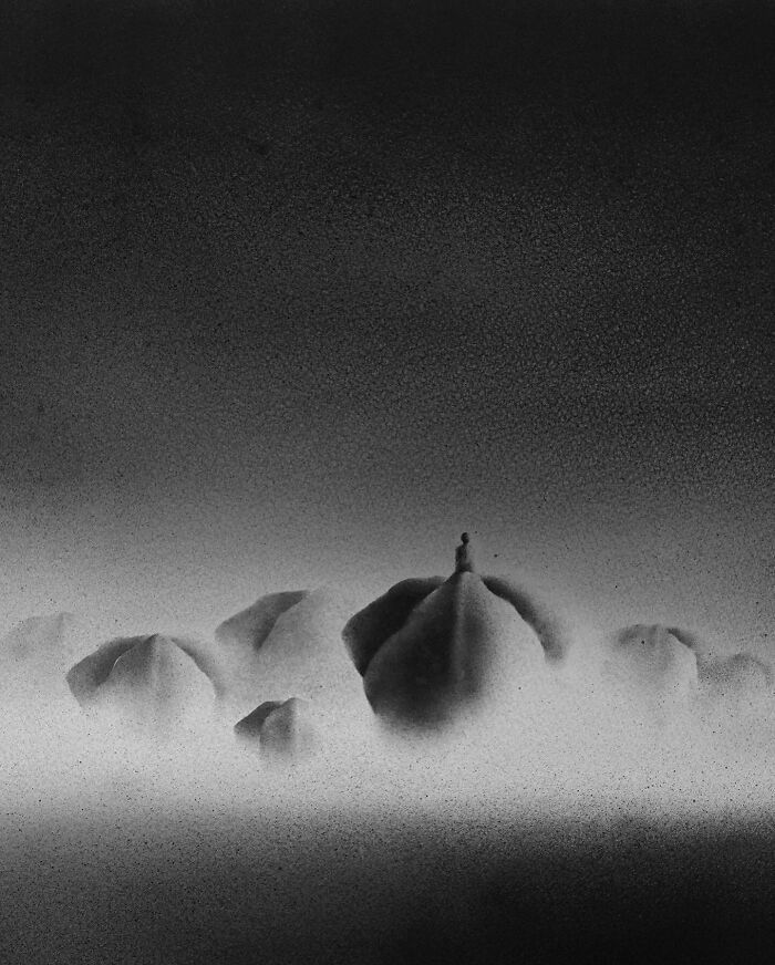 Arte encantadora de Elicia Edijanto: Aquarelas em preto e branco que capturam a inocência e a natureza 5