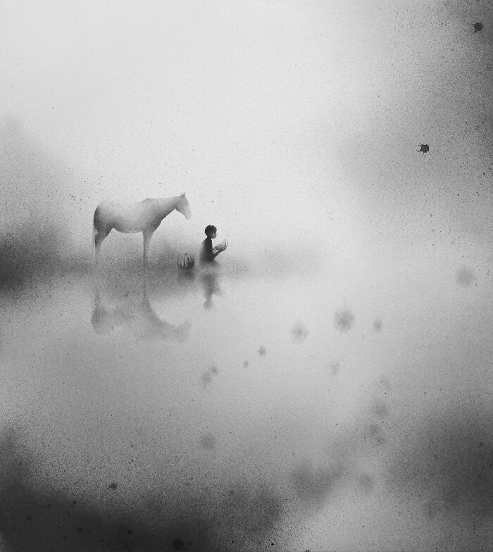 Arte encantadora de Elicia Edijanto: Aquarelas em preto e branco que capturam a inocência e a natureza 26