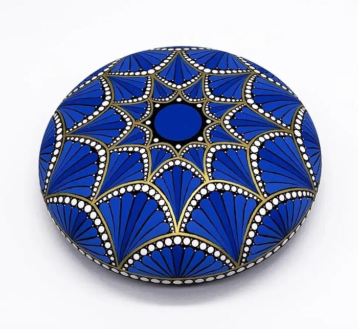 A arte surpreendente de Rafaela Santos: Mandalas em pedras que trazem paz e beleza (30 fotos) 1 A arte surpreendente de Rafaela Santos: Mandalas em pedras que trazem paz e beleza (30 fotos) 1