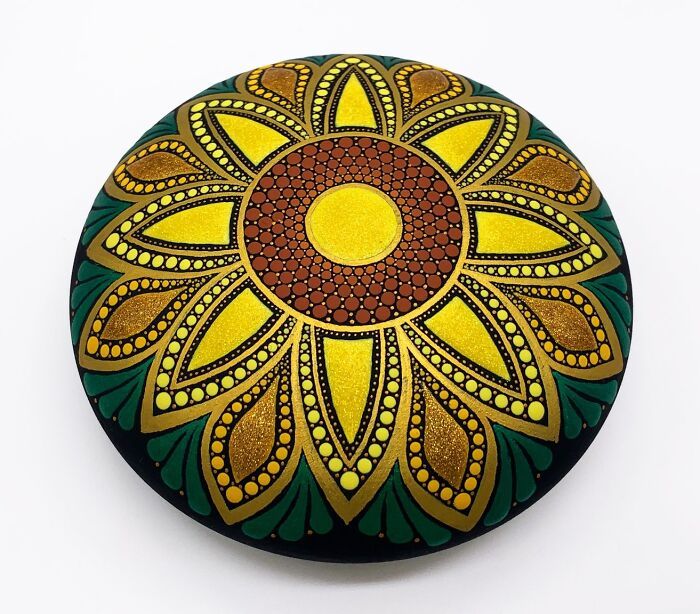 A arte surpreendente de Rafaela Santos: Mandalas em pedras que trazem paz e beleza (30 fotos) 15 A arte surpreendente de Rafaela Santos: Mandalas em pedras que trazem paz e beleza (30 fotos) 15