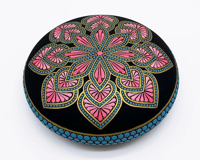 A arte surpreendente de Rafaela Santos: Mandalas em pedras que trazem paz e beleza (30 fotos) 25 A arte surpreendente de Rafaela Santos: Mandalas em pedras que trazem paz e beleza (30 fotos) 25