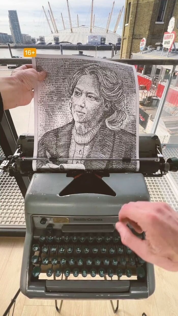 James Cook: O artista britânico que transforma máquinas de escrever em obras de arte surpreendentes (30 fotos) 23