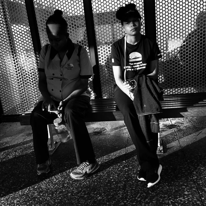 A arte de ver o invisível: Como Spiro Bolos transforma o caos urbano em poesia visual (32 fotos) 26