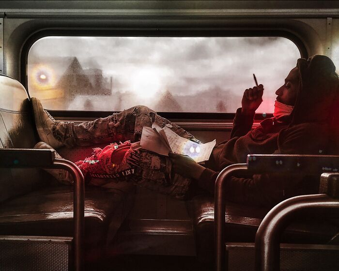 A arte de ver o invisível: Como Spiro Bolos transforma o caos urbano em poesia visual (32 fotos) 30