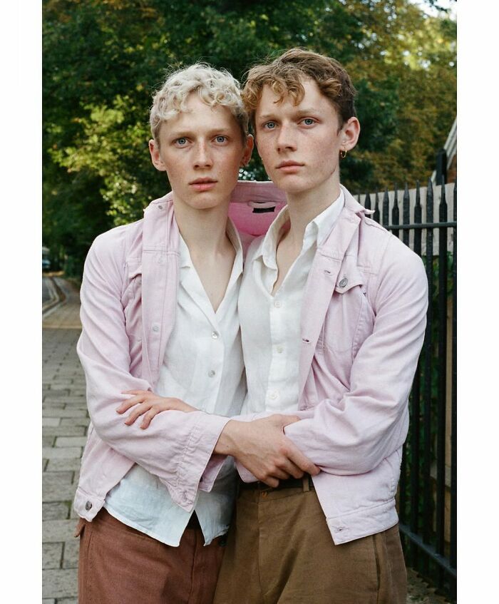 A fotógrafa que transforma o laço entre gêmeos em poesia visual (30 fotos) 13