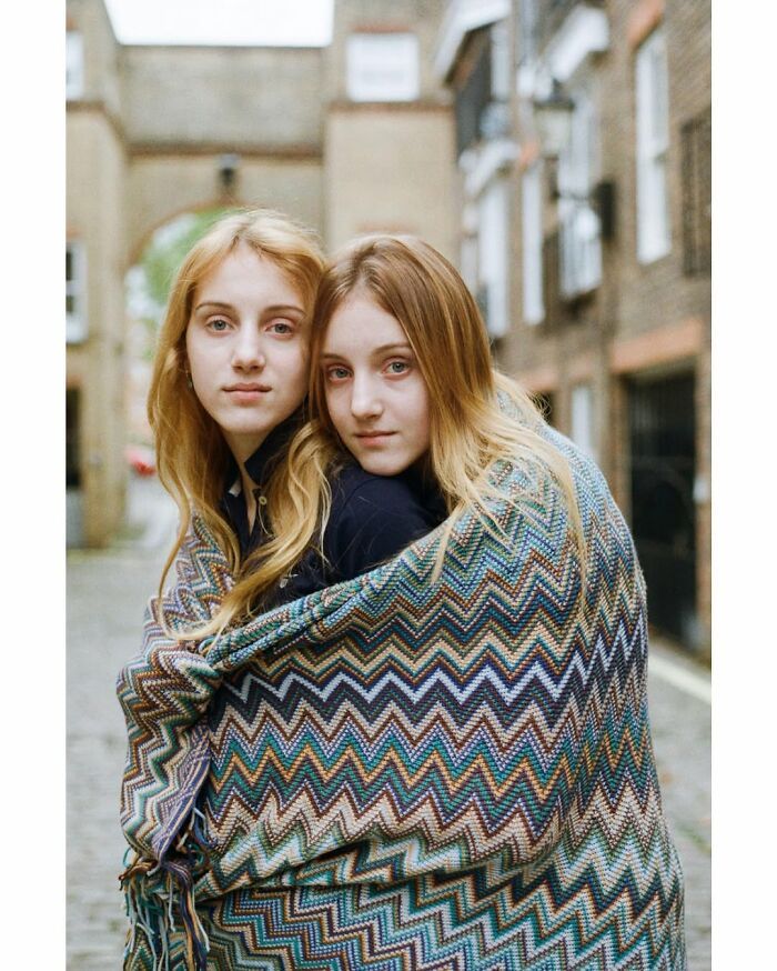 A fotógrafa que transforma o laço entre gêmeos em poesia visual (30 fotos) 23