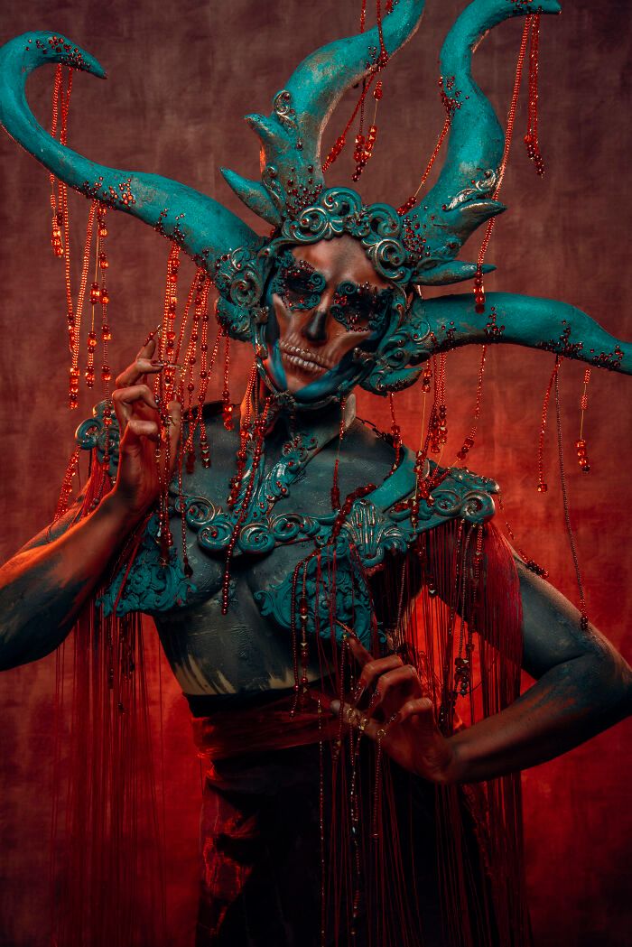 A maquiadora holandesa que transforma amigos em criaturas incríveis de Halloween (21 fotos) 18