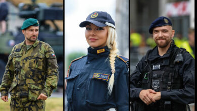 O fotógrafo que transforma estranhos em sorrisos: o ucraniano que revela o lado humano por trás das fardas (42 fotos) 20