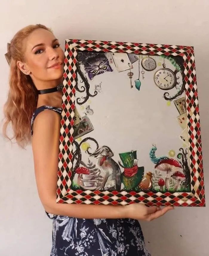 Espelhos encantados: A artista romena que transforma reflexos em obras de fantasia (14 fotos) 4