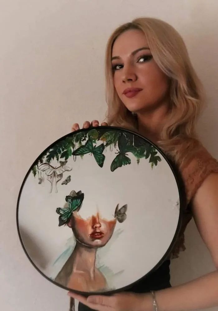 Espelhos encantados: A artista romena que transforma reflexos em obras de fantasia (14 fotos) 5