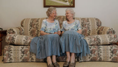 Exposição fotográfica retrata irmãs gêmeas que passaram quase 90 anos vivendo em perfeita sintonia (22 fotos) 13