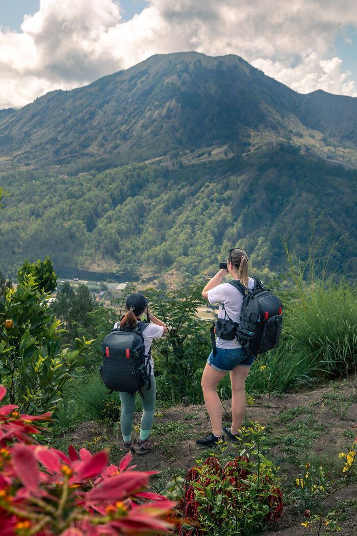 Fotógrafo percorre a Indonésia para criar uma mochila de câmera modular que resolve dores reais (34 fotos) 23