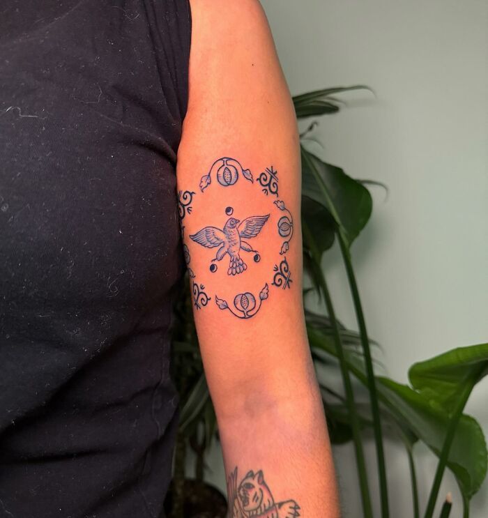 Tatuagens Delft Blue reinventam uma tradição holandesa com tinta e história (27 fotos) 25