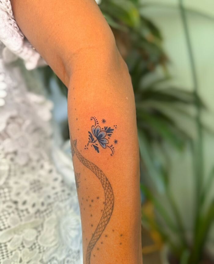 Tatuagens Delft Blue reinventam uma tradição holandesa com tinta e história (27 fotos) 27