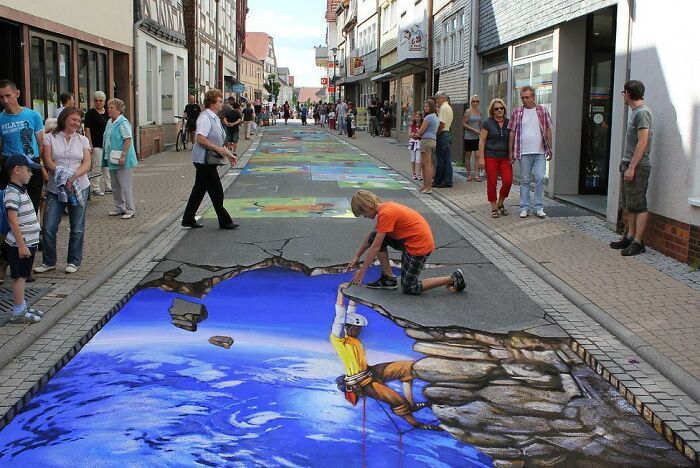 Arte 3D na rua: artista cria ilusões tão reais que fazem pessoas duvidarem do próprio chão (30 fotos) 23 Arte 3D na rua: artista cria ilusões tão reais que fazem pessoas duvidarem do próprio chão (30 fotos) 23
