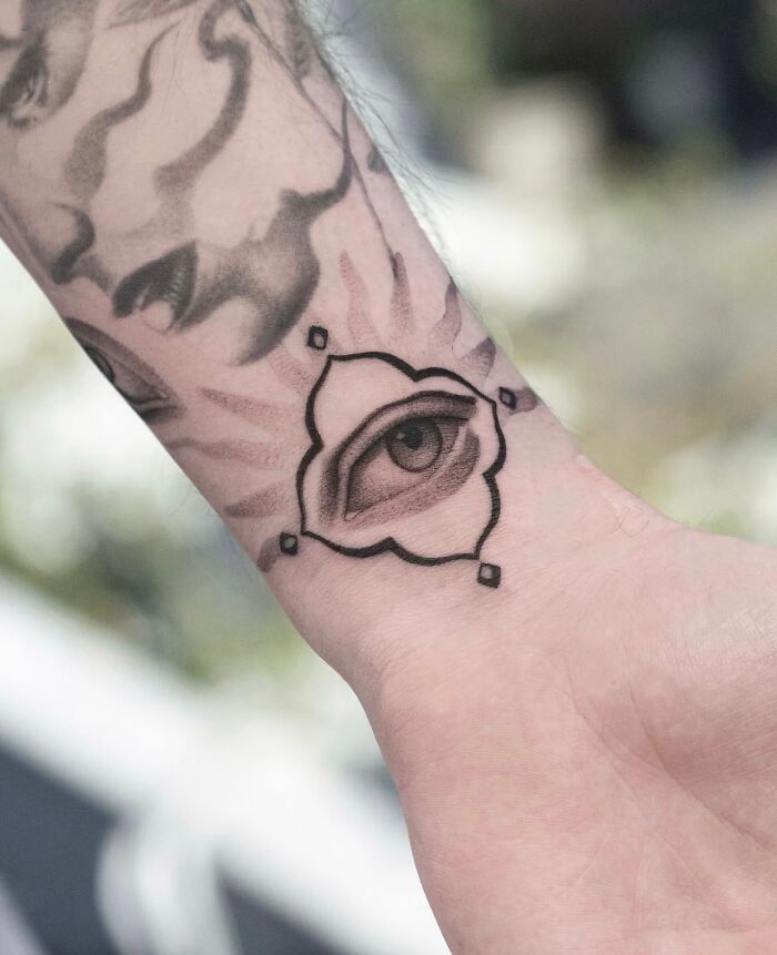 Tatuagens de olhos: 22 artes impressionantes que escondem significados muito mais profundos do que parecem 21 Tatuagens de olhos: 22 artes impressionantes que escondem significados muito mais profundos do que parecem 21