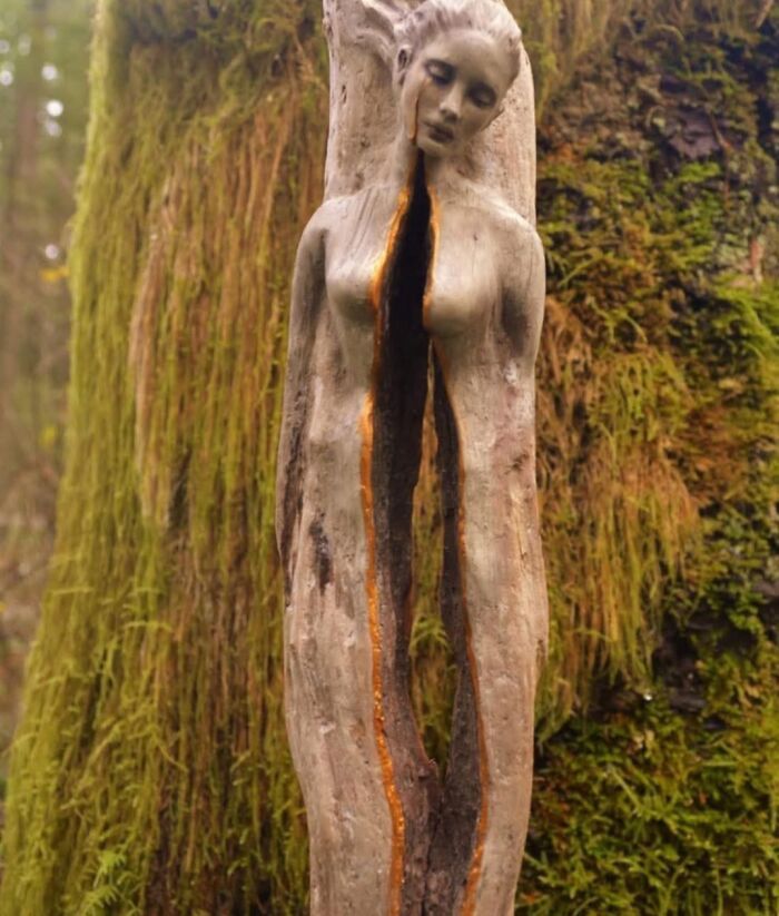 Esculturas em madeira flutuante parecem revelar rostos escondidos pela natureza há séculos Esculturas em madeira flutuante parecem revelar rostos escondidos pela natureza há séculos
