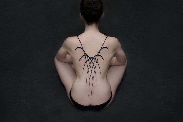 32 tatuagens minimalistas de linhas: A arte que parece simples, mas esconde muito mais do que você imagina 9 32 tatuagens minimalistas de linhas: A arte que parece simples, mas esconde muito mais do que você imagina 9