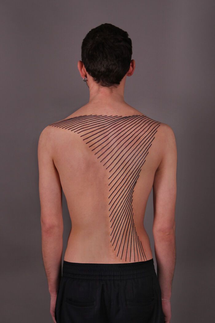 32 tatuagens minimalistas de linhas: A arte que parece simples, mas esconde muito mais do que você imagina 30 32 tatuagens minimalistas de linhas: A arte que parece simples, mas esconde muito mais do que você imagina 30