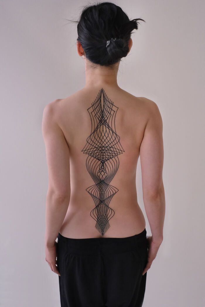 32 tatuagens minimalistas de linhas: A arte que parece simples, mas esconde muito mais do que você imagina 31 32 tatuagens minimalistas de linhas: A arte que parece simples, mas esconde muito mais do que você imagina 31
