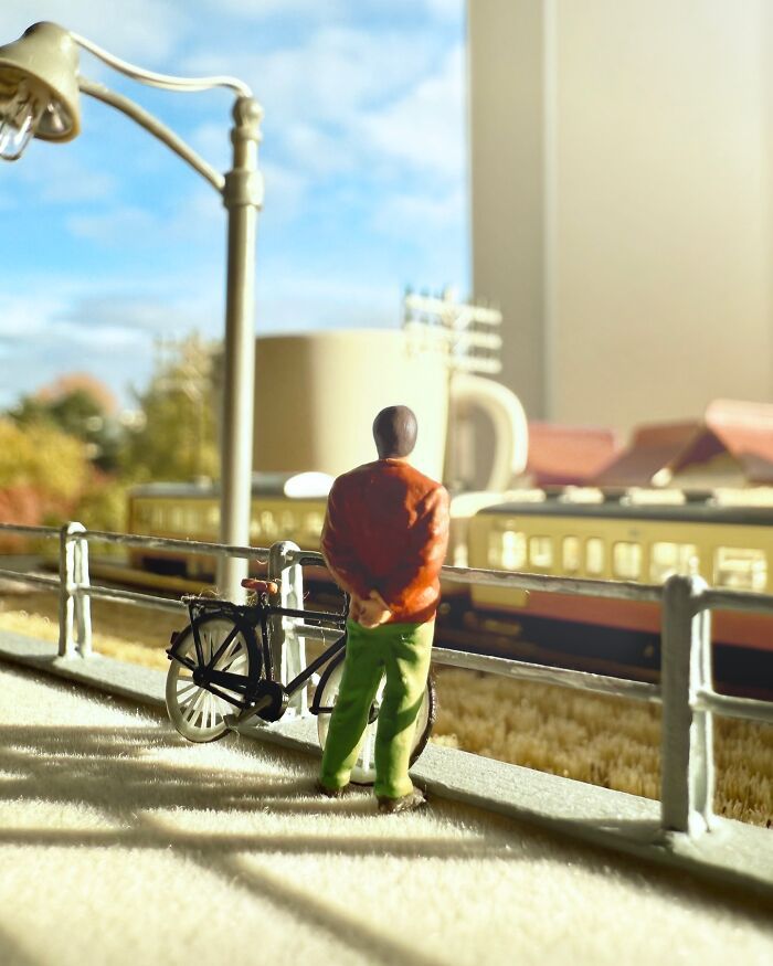 Arte em miniatura: as cenas impressionantes que transformam objetos comuns em histórias cheias de emoção (28 fotos) 3