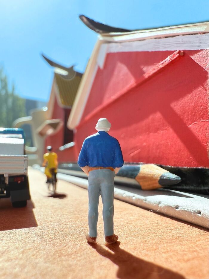 Arte em miniatura: as cenas impressionantes que transformam objetos comuns em histórias cheias de emoção (28 fotos) 9