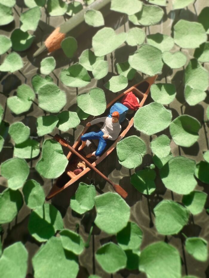 Arte em miniatura: as cenas impressionantes que transformam objetos comuns em histórias cheias de emoção (28 fotos) 11