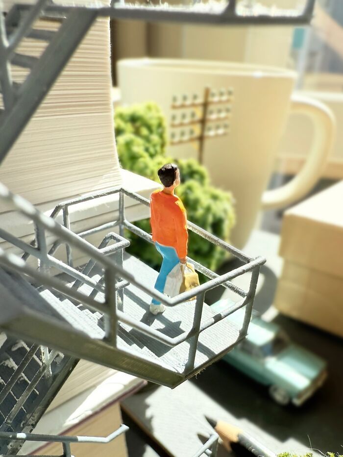 Arte em miniatura: as cenas impressionantes que transformam objetos comuns em histórias cheias de emoção (28 fotos) 13