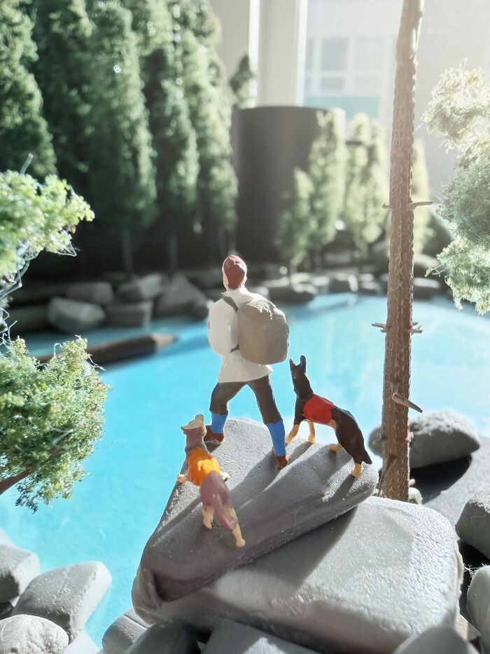 Arte em miniatura: as cenas impressionantes que transformam objetos comuns em histórias cheias de emoção (28 fotos) 15