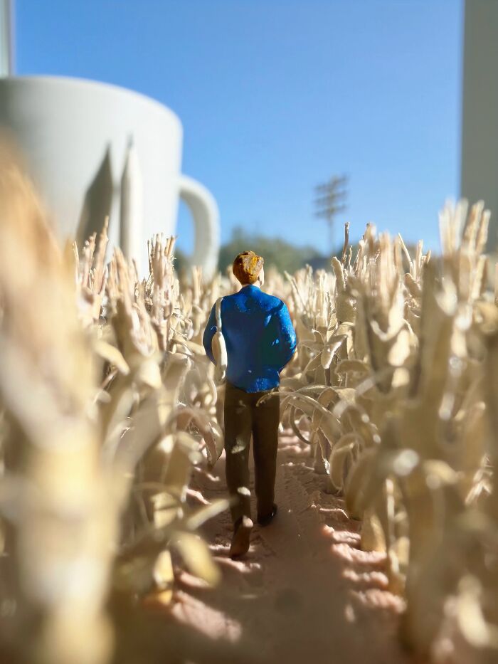 Arte em miniatura: as cenas impressionantes que transformam objetos comuns em histórias cheias de emoção (28 fotos) 16