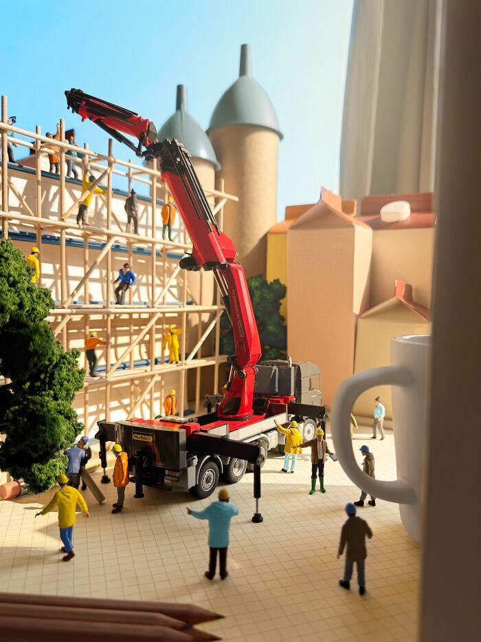 Arte em miniatura: as cenas impressionantes que transformam objetos comuns em histórias cheias de emoção (28 fotos) 17