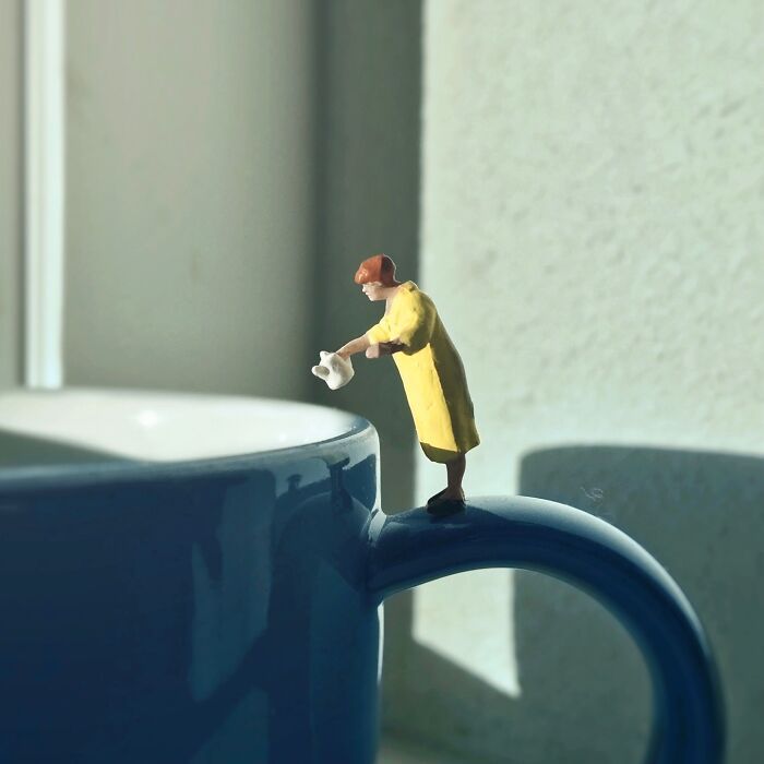 Arte em miniatura: as cenas impressionantes que transformam objetos comuns em histórias cheias de emoção (28 fotos) 18