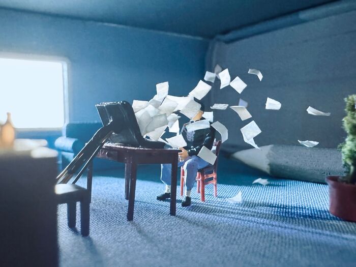 Arte em miniatura: as cenas impressionantes que transformam objetos comuns em histórias cheias de emoção (28 fotos) 21