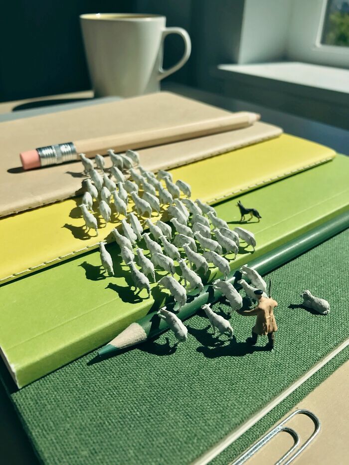 Arte em miniatura: as cenas impressionantes que transformam objetos comuns em histórias cheias de emoção (28 fotos) 24