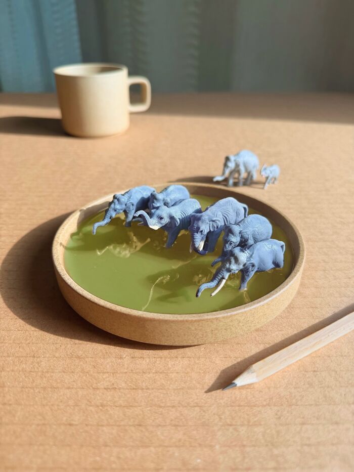 Arte em miniatura: as cenas impressionantes que transformam objetos comuns em histórias cheias de emoção (28 fotos) 25