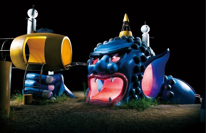 Esses playgrounds japoneses parecem ter saído de um sonho — e à noite ficam ainda mais estranhos (30 fotos) 11 Esses playgrounds japoneses parecem ter saído de um sonho — e à noite ficam ainda mais estranhos (30 fotos) 11