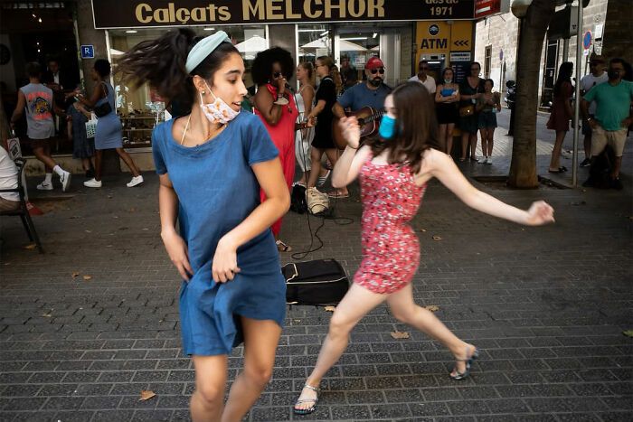Fotografia de rua: 32 momentos tão perfeitos que parecem ter sido combinados 29 Fotografia de rua: 32 momentos tão perfeitos que parecem ter sido combinados 29